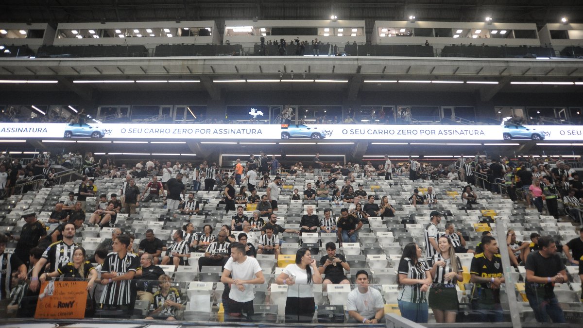 Torcedores do Atlético durante jogo contra o Palmeiras na Arena MRV (foto: Alexandre Guzanshe/EM/DA.Press)