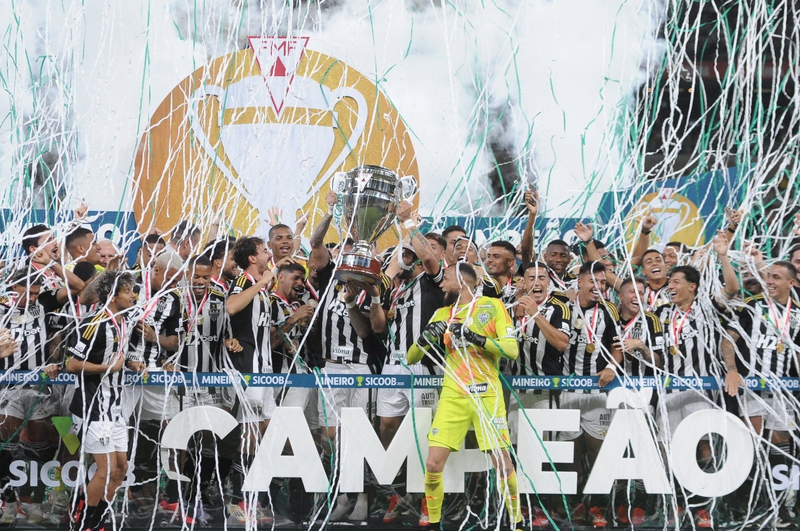 Jogadores do Atlético erguem troféu do Campeonato Mineiro 2025 - (foto: Alexandre Guzanshe/EM/D.A Press)