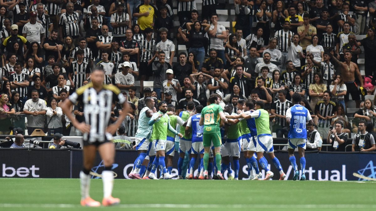 Jogadores do Cruzeiro comemoram gol sobre Atlético na Arena MRV - (foto: Ramon Lisboa/EM/D.A Press)