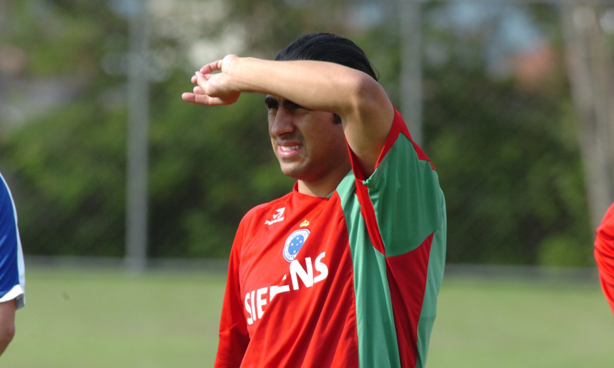 Maldonado, volante ex-Cruzeiro, em treino na Toca da Raposa (foto: Jorge Gontijo/Estado de Minas)