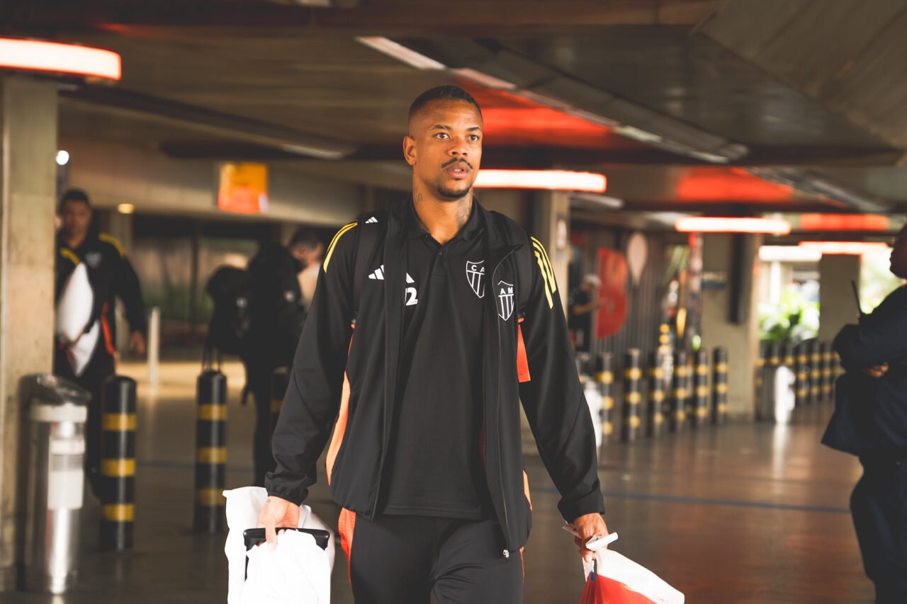 Caio Paulista em aeroporto, durante viagem do Atlético - (foto:  Pedro Souza / Atlético)