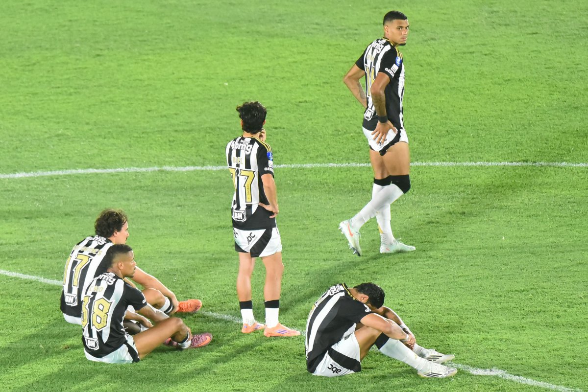Jogadores do Atlético se lamentam depois de disputa de pênaltis perdida na Sul-Americana (foto: José Bogado/AFP)