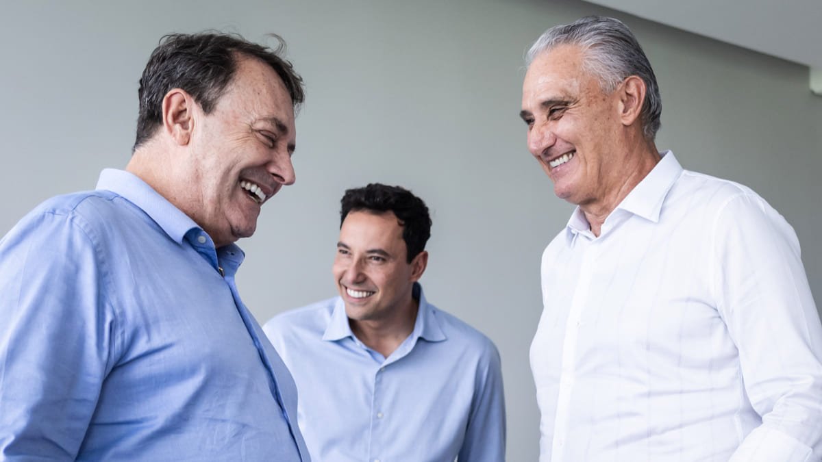 Pedro Lourenço, sócio majoritário da SAF do Cruzeiro, Pedro Junio, vice-presidente, e Tite, técnico (foto: Gustavo Aleixo/Cruzeiro)