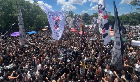 Corintianos ocupam cativas e são expulsos pela polícia