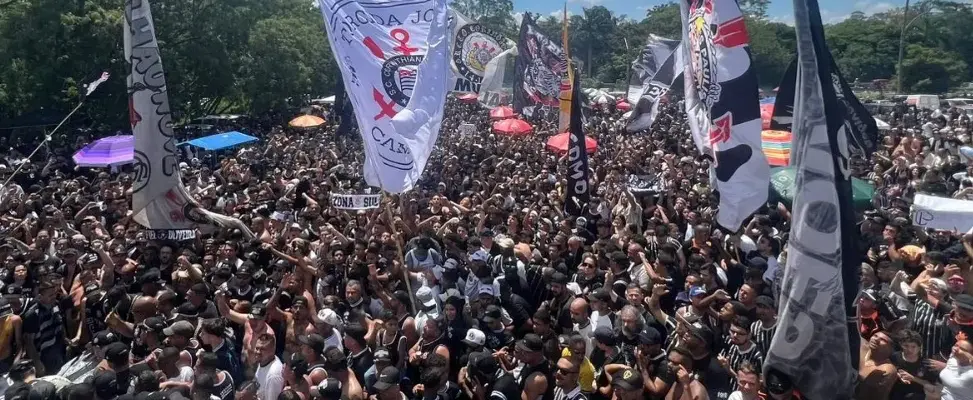 Corintianos ocupam cativas e são expulsos pela polícia