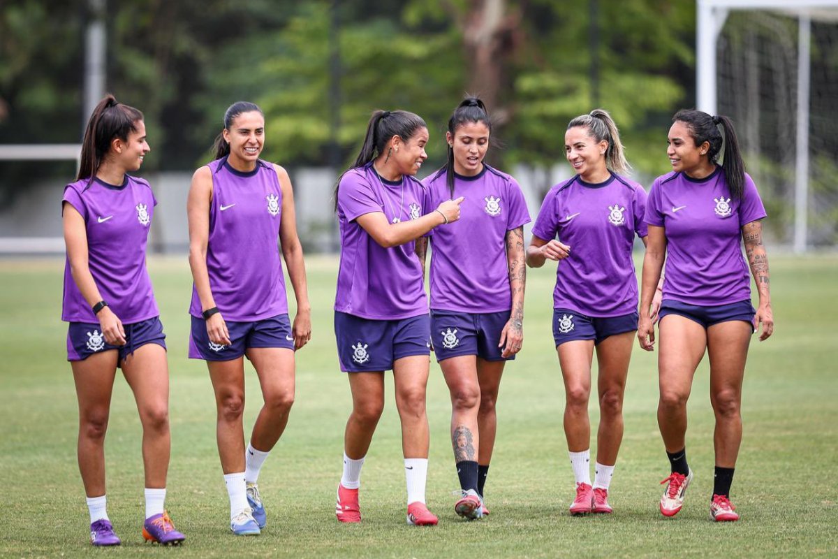 Atletas do elenco do Corinthians reunidas em treino (foto: Rodrigo Gazzanel/Corinthians)