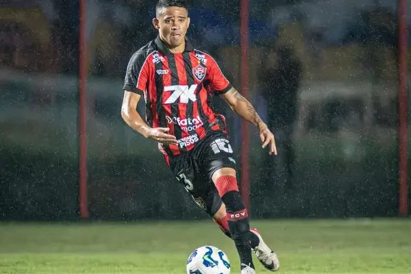 Coritiba avança por Erick e supera Vitória em disputa com São Paulo