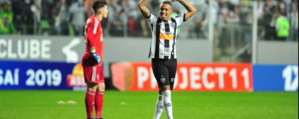 Cria do Atlético que joga na Europa posta foto com camisa retrô do Galo