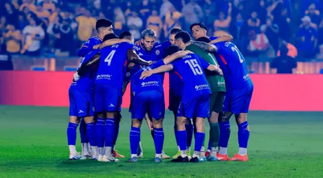 Cruz Azul cai no Mexicano e perde zagueiro de seleção por lesão
