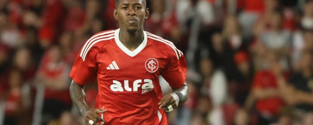 Cruzeiro encaminha contratação de Vitão, zagueiro do Internacional