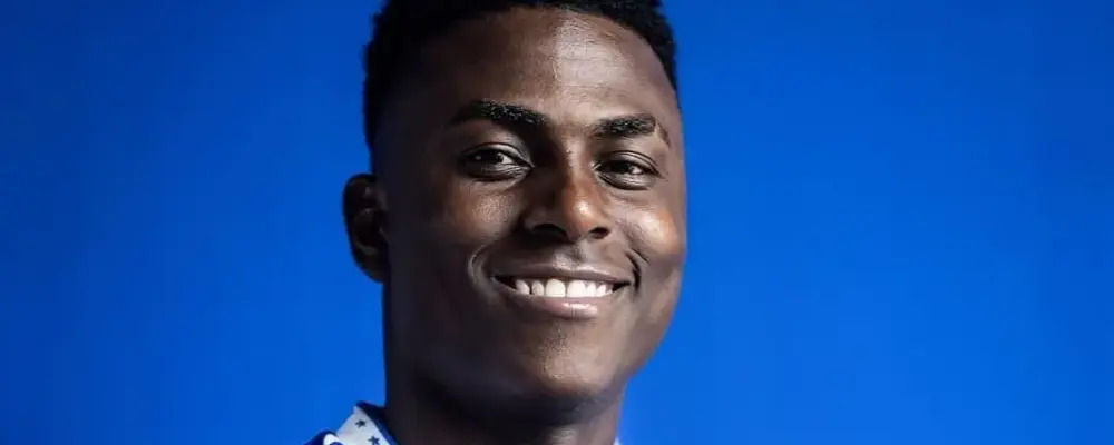 Cruzeiro oficializa a contratação de promessa da Colômbia