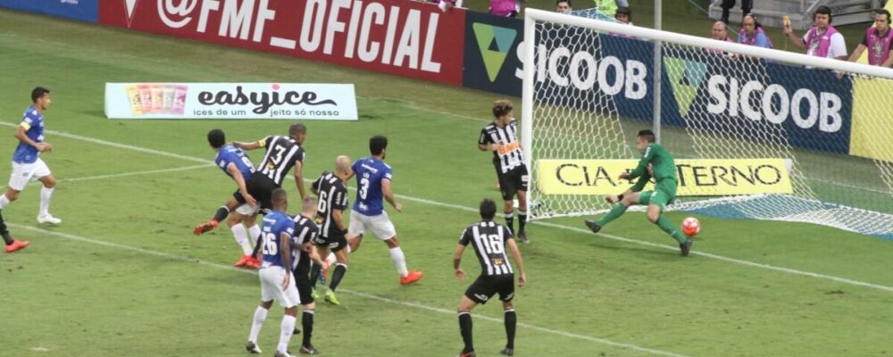 Cruzeiro teve gol anulado em lance similar ao de Memphis pelo Corinthians