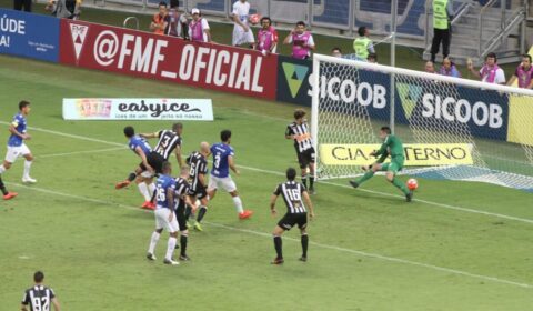 Cruzeiro teve gol anulado em lance similar ao de Memphis pelo Corinthians