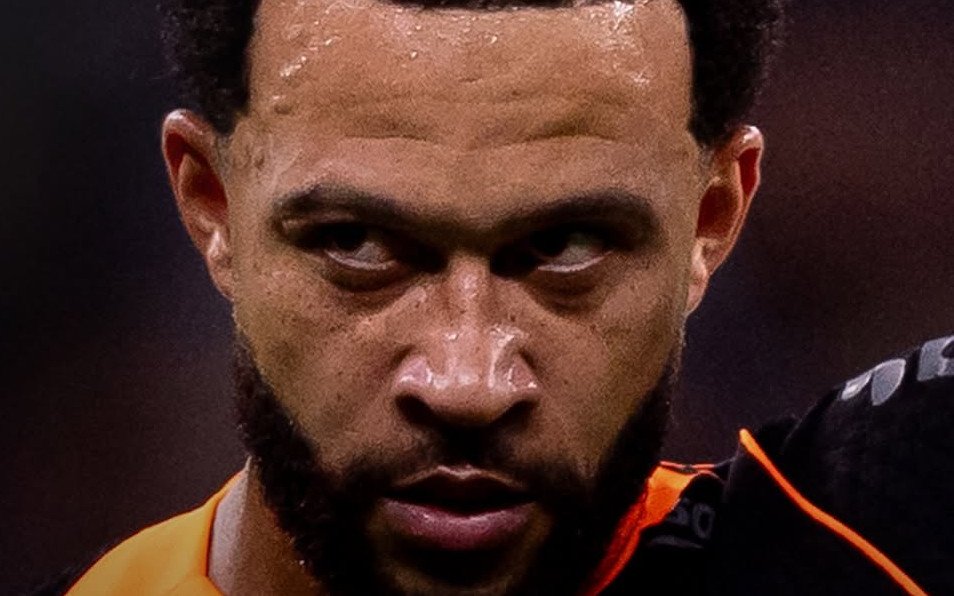 Foco no rosto de Memphis olhando por cima (foto: Divulgação/Corinthians)