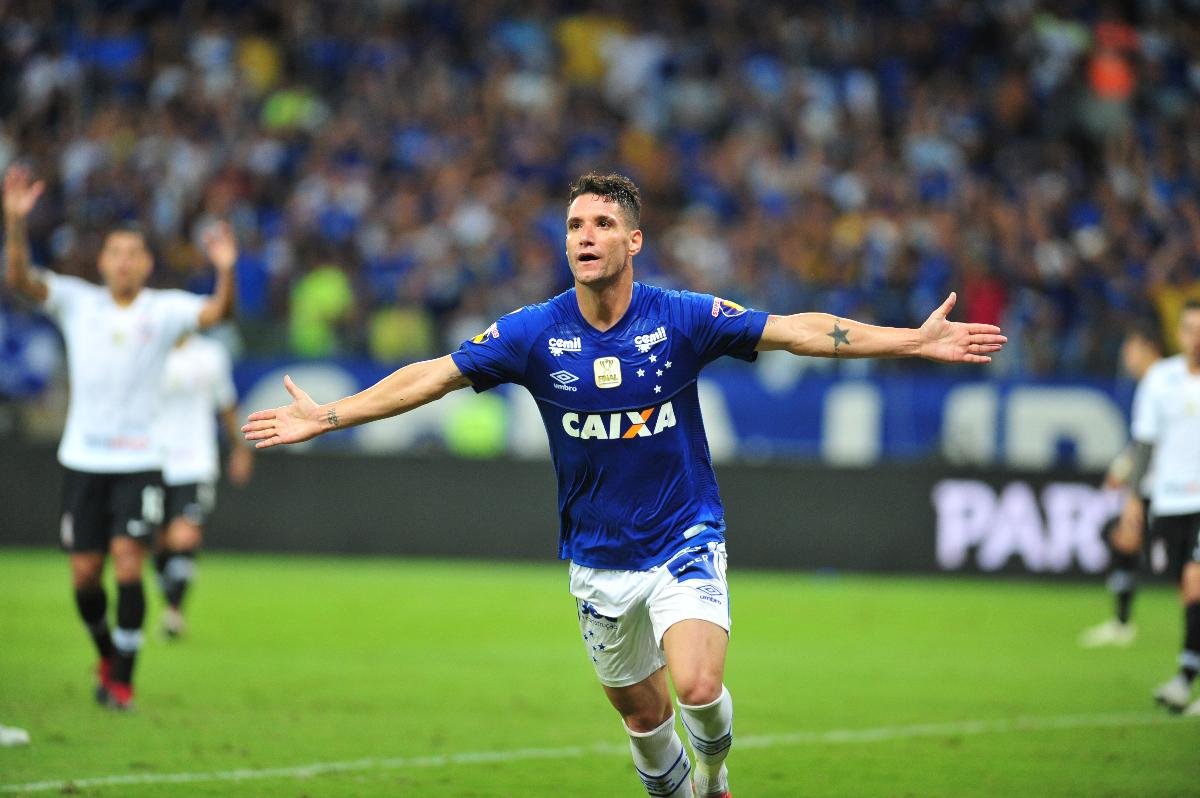 Thiago Neves de braços abertos comemorando o gol pelo Cruzeiro (foto: Ramon Lisboa/EM D.A Press - 10/10/2018)