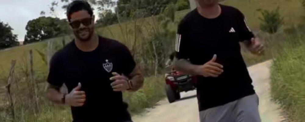 De camisa do Atlético, Hulk corre em estrada de terra na Paraíba
