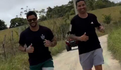 De camisa do Atlético, Hulk corre em estrada de terra na Paraíba