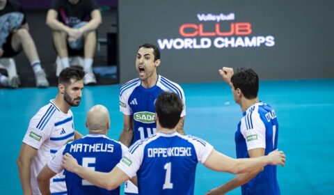 Douglas Souza desabafa à torcida do Cruzeiro após queda no Mundial de Vôlei