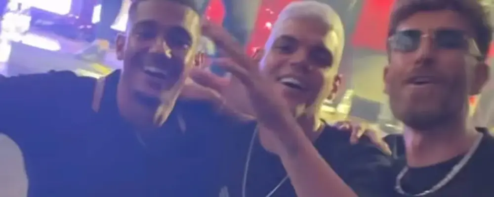 Elenco do Flamengo celebra títulos em festa na Zona Sul do Rio