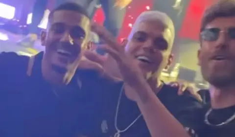 Elenco do Flamengo celebra títulos em festa na Zona Sul do Rio
