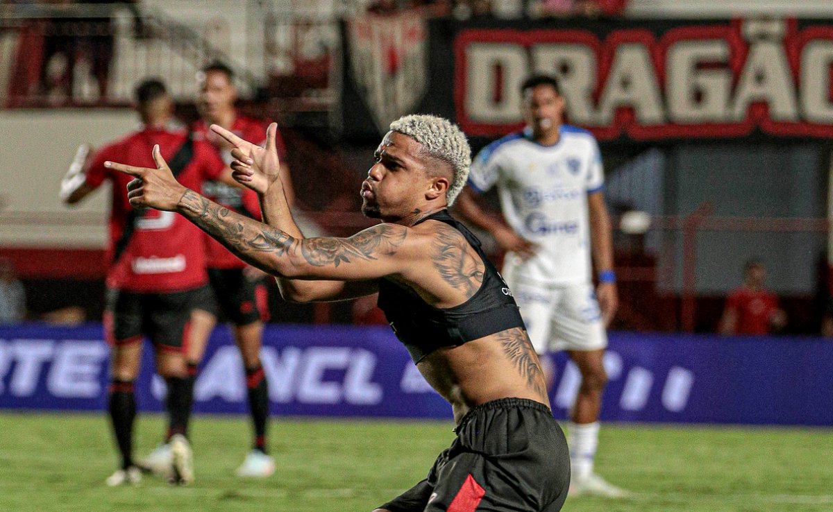 Robert Santos, meia-atacante do Atlético, durante comemoração de gol pelo Atlético-GO (foto: Bruno Corsino/Atlético-GO)