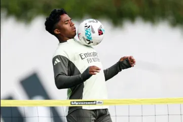 Endrick será o “9” no Lyon e mantém “gatilhos” que podem beneficiar o Palmeiras