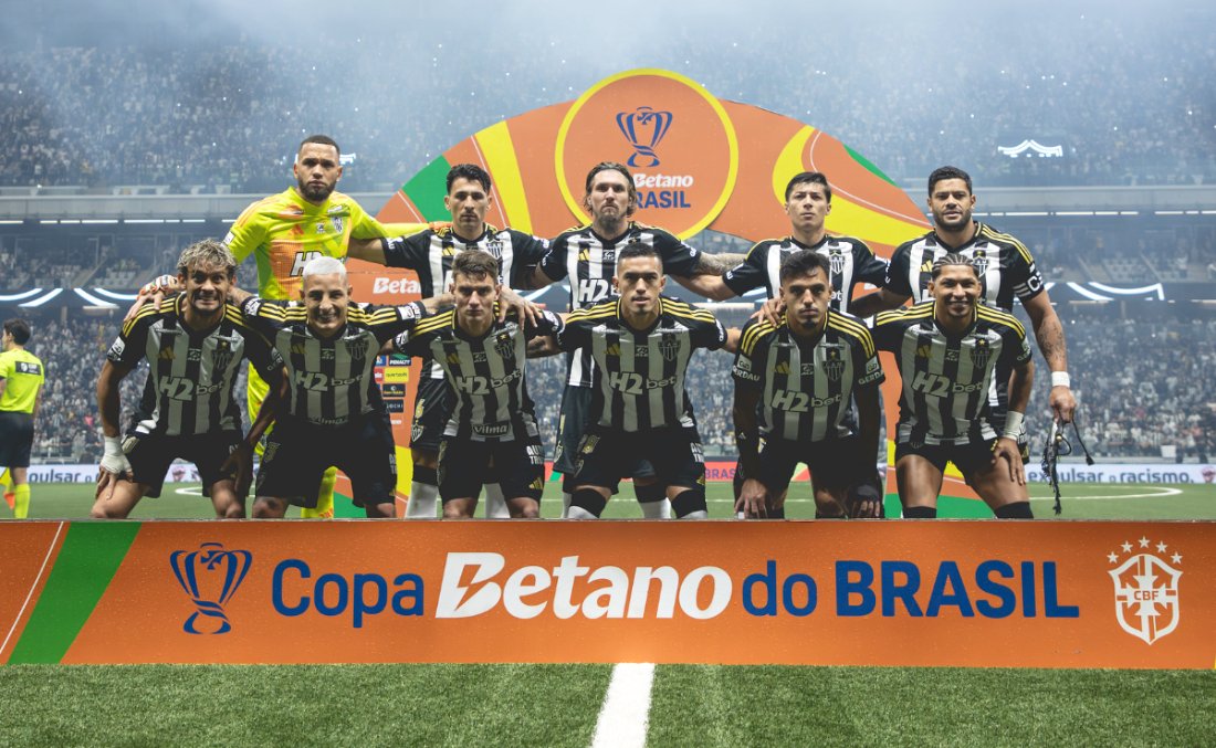 Time titular do Atlético perfilado na Arena MRV antes de decisão contra o Flamengo pela Copa do Brasil (foto: Pedro Souza/Atlético)