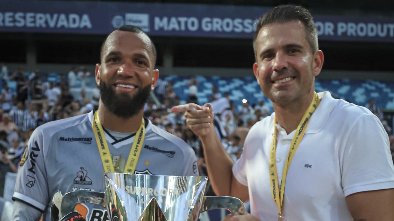 Everson e Victor comemorando o título da Supercopa do Brasil de 2022 (foto: Pedro Souza/Atlético)