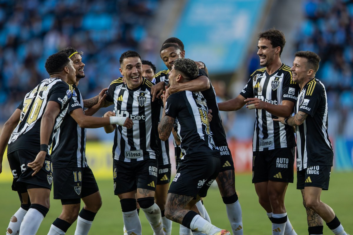 Rubens comemora gol com companheiros de Atlético diante do Deportes Iquique (foto: Pedro Souza/Atlético)