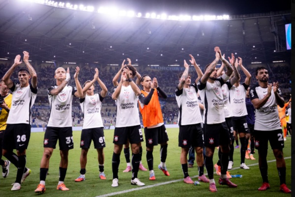 Atletas do Corinthians aplaudindo para a torcida (foto: Rodrigo Coca/Corinthians)