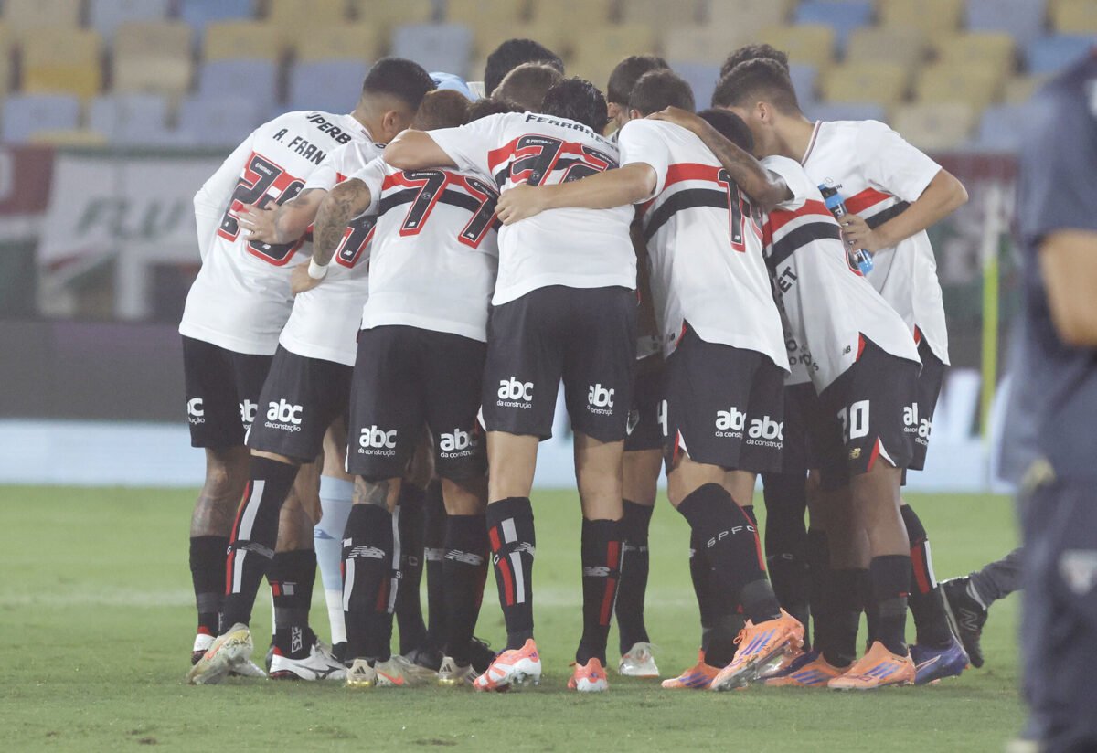 Elenco do São Paulo reunido (foto: Rubens Chiri / São Paulo FC)