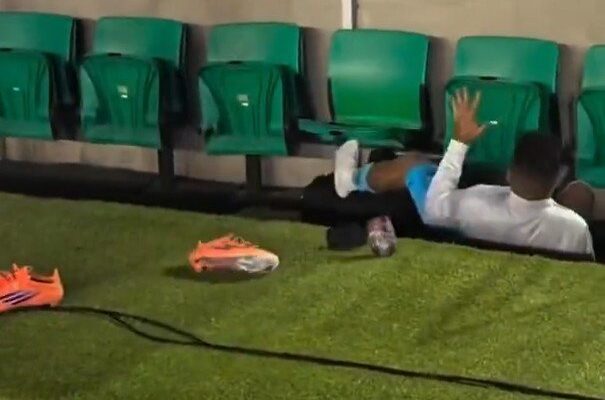 Ex-jogador do Cruzeiro é derrubado por invasor que buscava Neymar