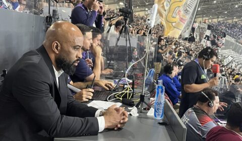 Executivo quebra protocolo e vê Cruzeiro x Corinthians no meio da imprensa