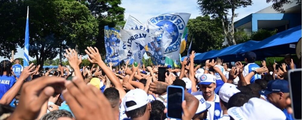 Fé na vaga! Torcida do Cruzeiro lota Toca para mostrar apoio antes de decisão