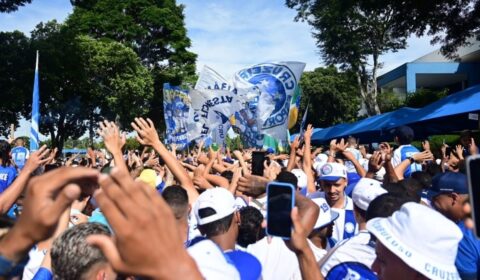 Fé na vaga! Torcida do Cruzeiro lota Toca para mostrar apoio antes de decisão