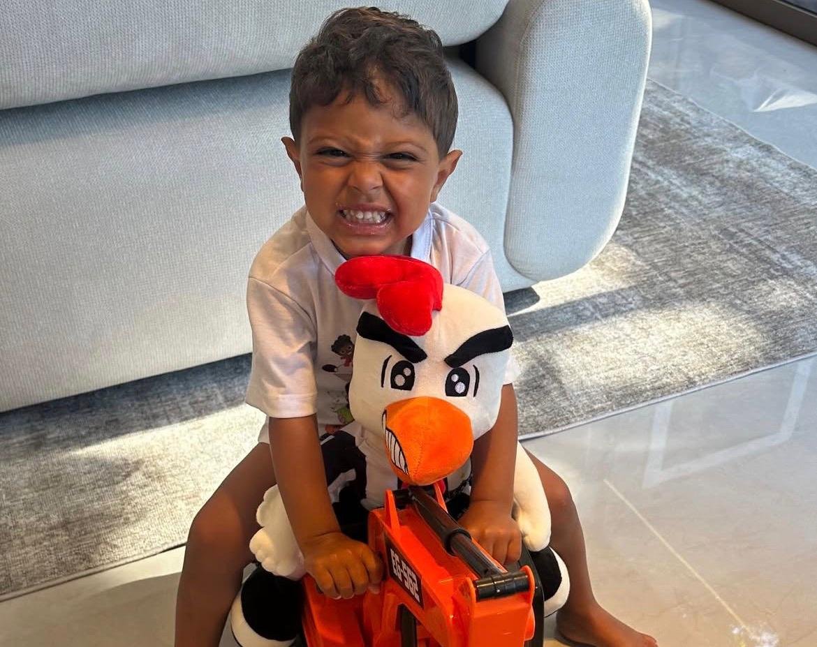 Caetano Lodi, filho de Renan Lodi, abraçado a galo de pelúcia (foto: Reprodução/Instagram/Renan Lodi)