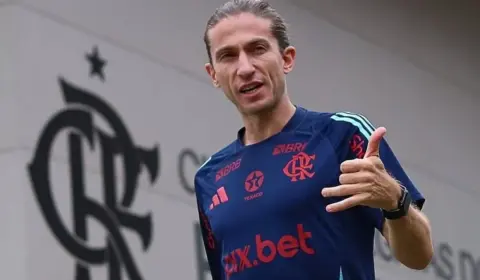 Filipe Luís diz que maior dificuldade do jogo contra o Cruz Azul foi a bola