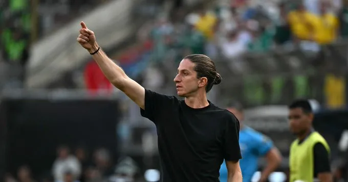 Filipe Luís entra em seleto grupo de campeões da Libertadores como jogador e treinador