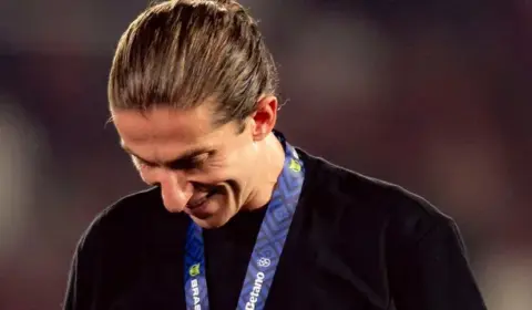 Filipe Luís se consagra como ‘Rei do Brasil’ e defende que ‘passaporte não qualifica técnicos’