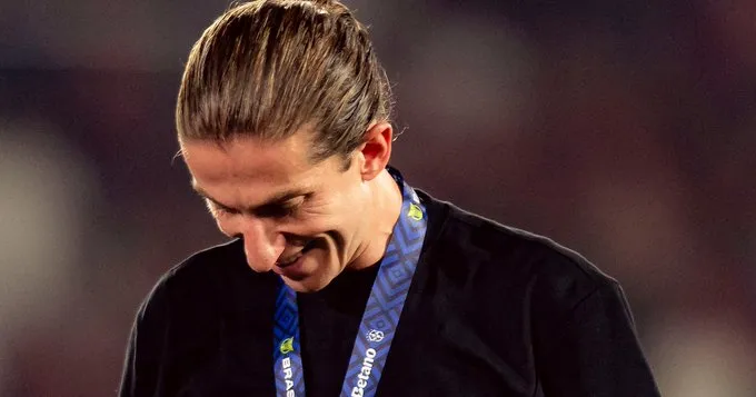 Filipe Luís se consagra como ‘Rei do Brasil’ e defende que ‘passaporte não qualifica técnicos’