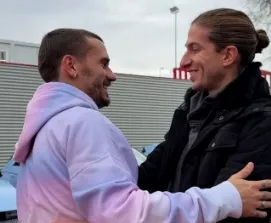 Filipe Luís visita mentor e ex-companheiros do Atlético de Madrid