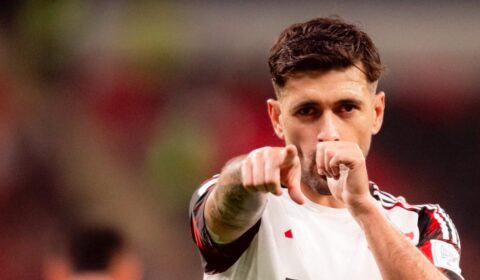 Flamengo aproveita ‘lambança’ de zagueiro e abre o placar contra Cruz Azul