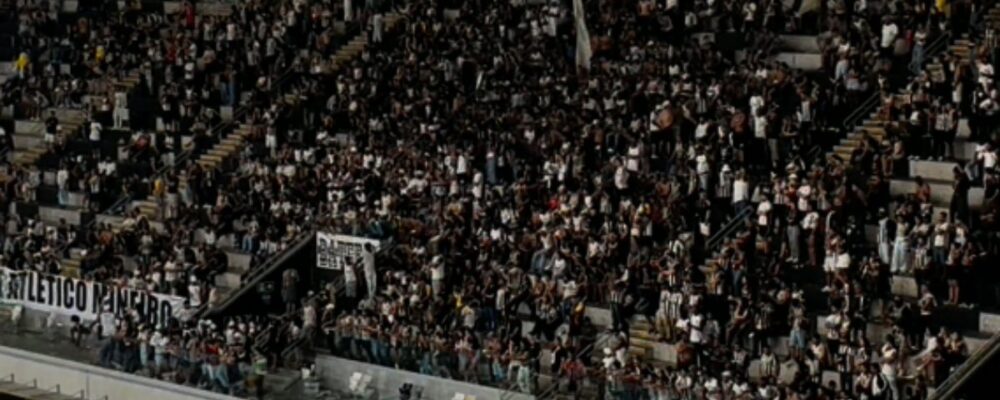 Galoucura faz protesto inusitado ao fim de Atlético x Palmeiras na Arena MRV; assista