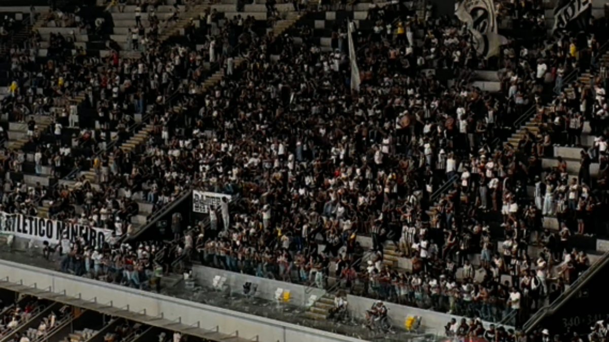 Membros da Galoucura sentados nas arquibancadas da Arena MRV (foto: Lucas Bretas/No Ataque)