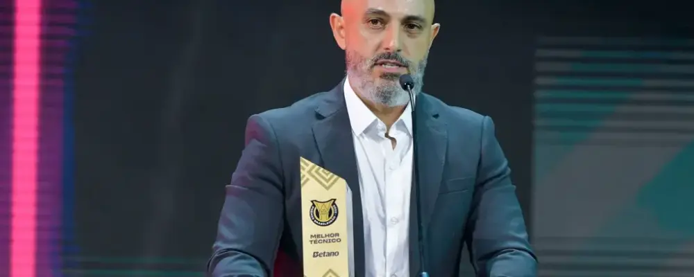 Guanaes desbanca Filipe Luís e Abel Ferreira e leva o prêmio de melhor técnico do Brasileirão