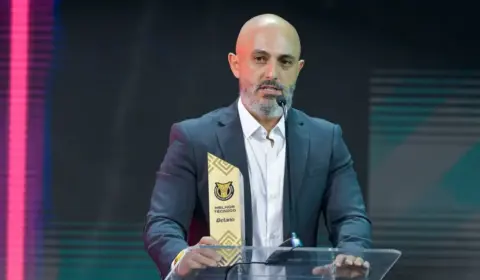 Guanaes desbanca Filipe Luís e Abel Ferreira e leva o prêmio de melhor técnico do Brasileirão