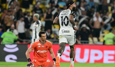 Herói na Copa do Brasil, Memphis dispara contra diretoria: ‘Quem quer f* o Corinthians, vá embora”