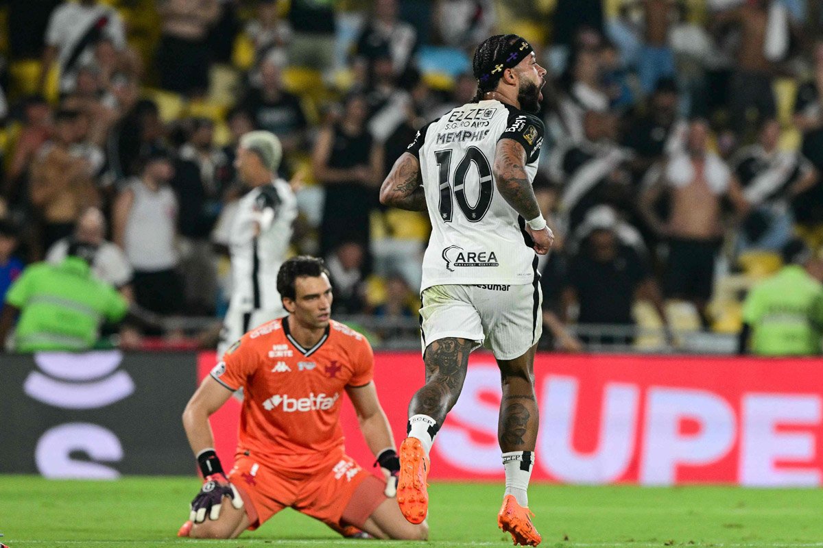 Memphis comemora gol do título do Corinthians sobre o Vasco na Copa do Brasil (foto: PABLO PORCIUNCULA/AFP)