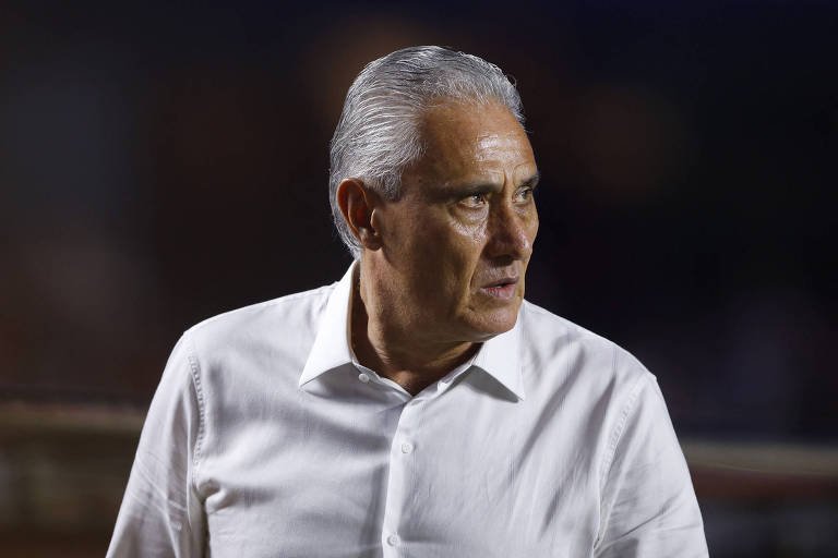 Tite de camisa branca olhando para o lado (foto: Amanda Perobelli/Reuters)