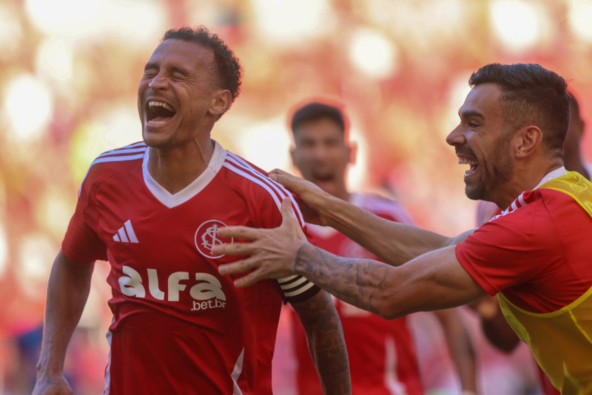 Alan Patrick comemora gol na vitória que livrou o Internacional do rebaixamento (foto: Ricardo Duarte / Internacional)